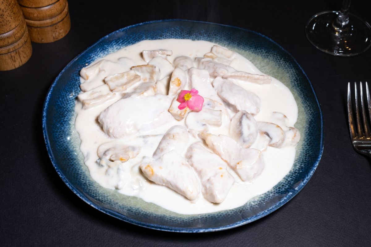 Curcan cu sos gorgonzola si champignon